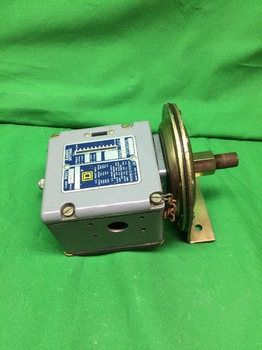 SQUARE D PRESSURE SWITCH 9012 AMW1, 120/240/480/480V, BREAK 15/10/6/50AMP, NEW0
