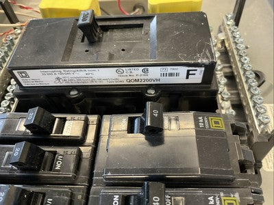 SQUARE D QOC42US BREAKER PANELBOARD TYPE 1 SER S01 200AMP MAIN BREAKER7