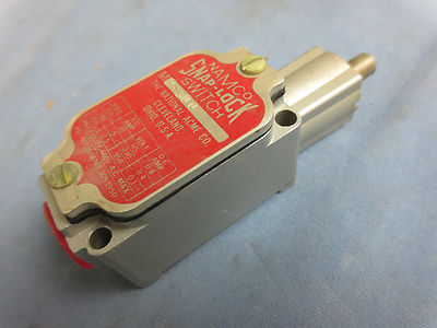 NAMCO EA220-30005 SNAP LOCK LIMIT SWITCH - NEW SURPLUS in BOXES0