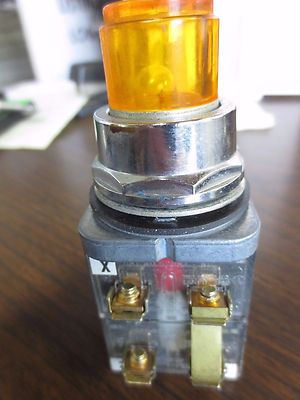 SIEMENS 52PA6G9A ILLUMINATED PUSH-TO-TEST PILOT LIGHT, AMBER Ser. F 120VAC2