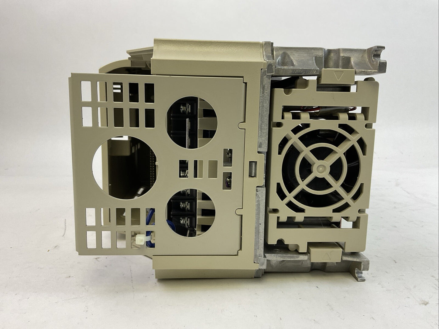 YASKAWA CIMR-E7U42P2 AC VARISPEED E7 DRIVE OUTPUT 3PH 0-480VAC 5.3A 4.0kVA INPUT3