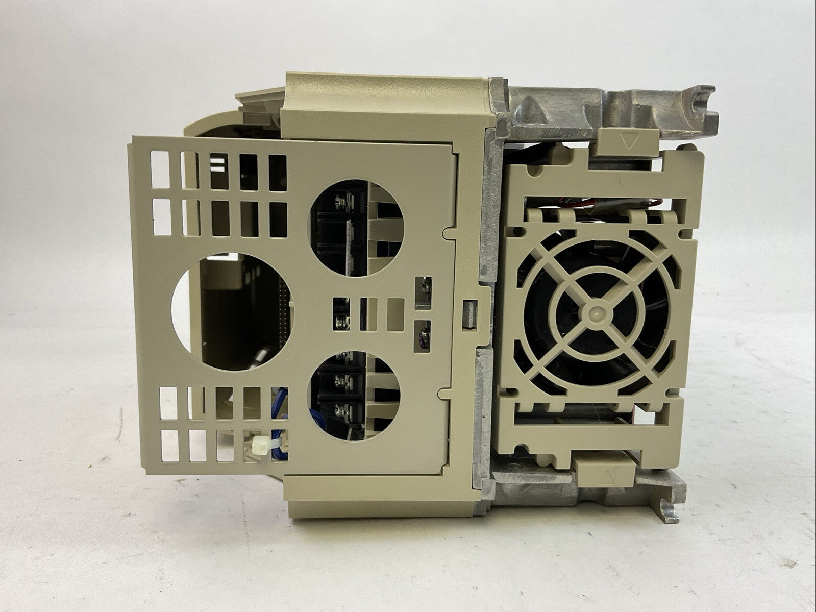 YASKAWA CIMR-E7U42P2 AC VARISPEED E7 DRIVE OUTPUT 3PH 0-480VAC 5.3A 4.0kVA INPUT3