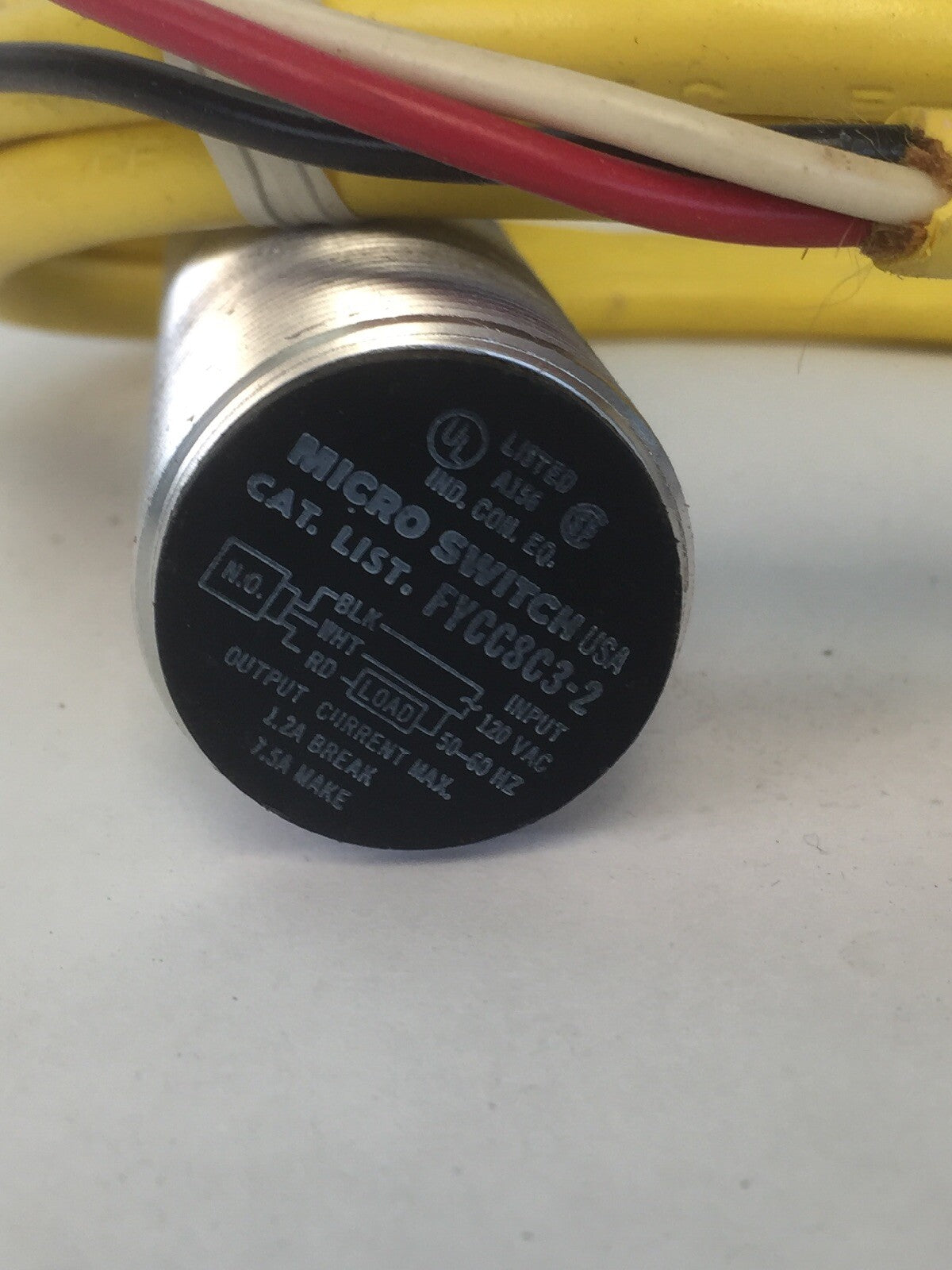 MICRO SWITCH A HONEYWELL DIVISION FYCC8C3-2 PROXIMITY SWITCH 120VAC 2