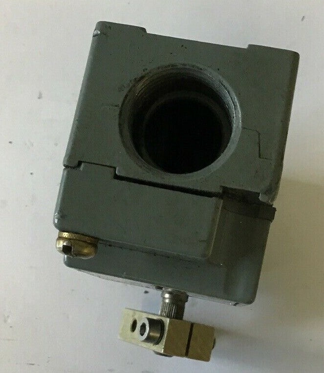 CUTLER HAMMER E50SB SER.A2 A600 LIMIT SWITCH W/ E50DD1 SWITCH HEAD.5