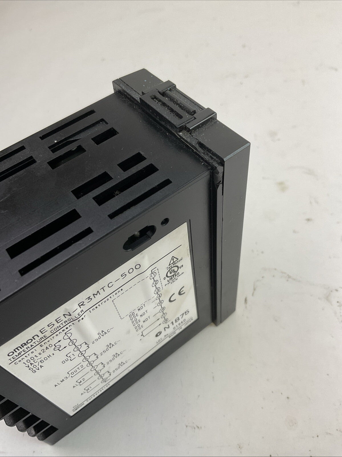 OMRON E5EN-R3MTC-500 TEMPERATURE CONTROLLER 100-240VAC 50/60HZ 9VA6