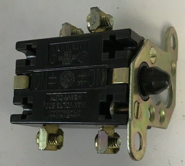 GENERAL ELECTRIC CR2940UB202C 600V BLACK 3 POS MAINTAINED OILTIGHT SEL.SWITCH5
