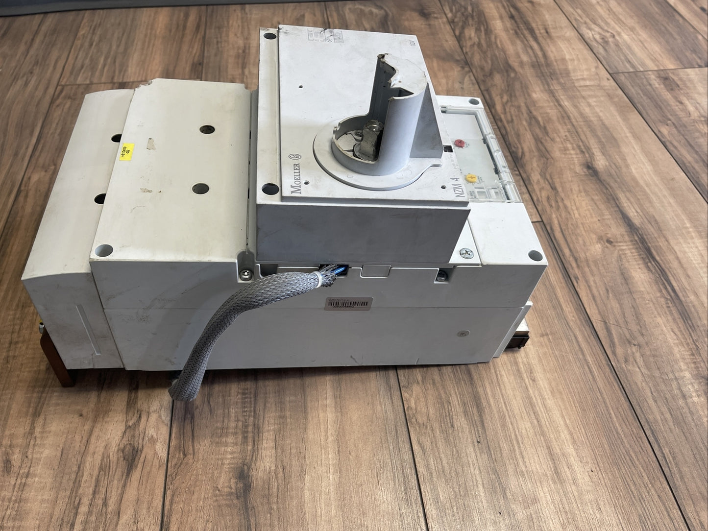 MOELLER NZMH4-AE CIRCUIT BREAKER 600VAC 1200A NZM4-XUHIV20 24VDC NZM H4-AE800A9