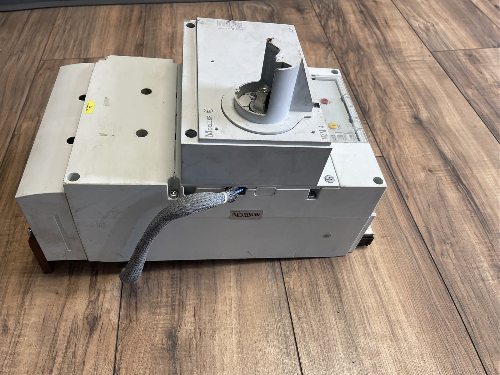 MOELLER NZMH4-AE CIRCUIT BREAKER 600VAC 1200A NZM4-XUHIV20 24VDC NZM H4-AE800A9