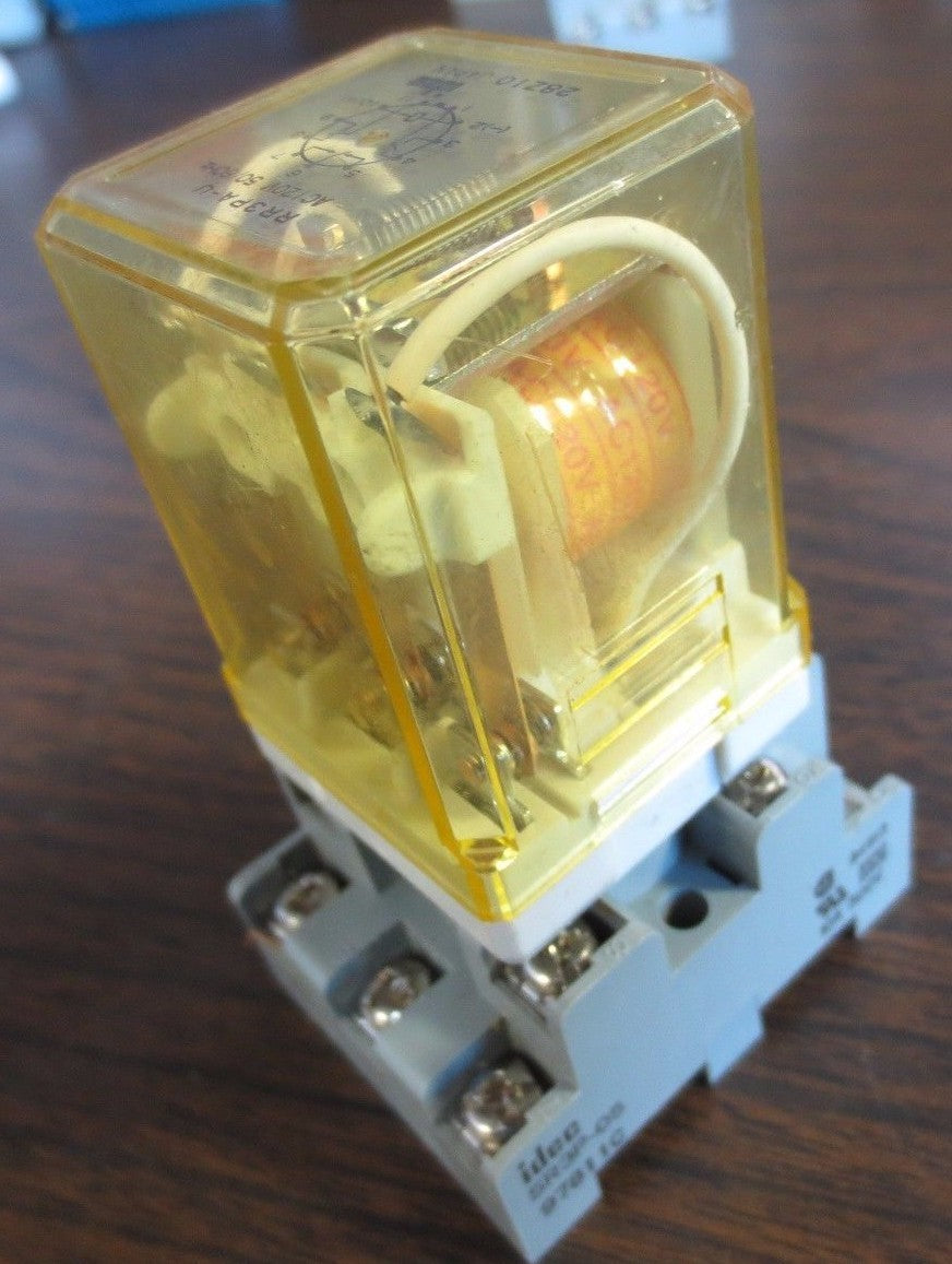 IDEC RR3PA-U RELAY w/ SR3P-05 BASE 120VAC, 50/60Hz - 28Y10 28YIO0