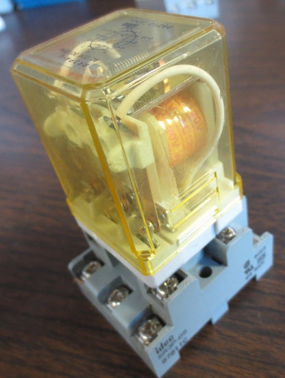 IDEC RR3PA-U RELAY w/ SR3P-05 BASE 120VAC, 50/60Hz - 28Y10 28YIO0