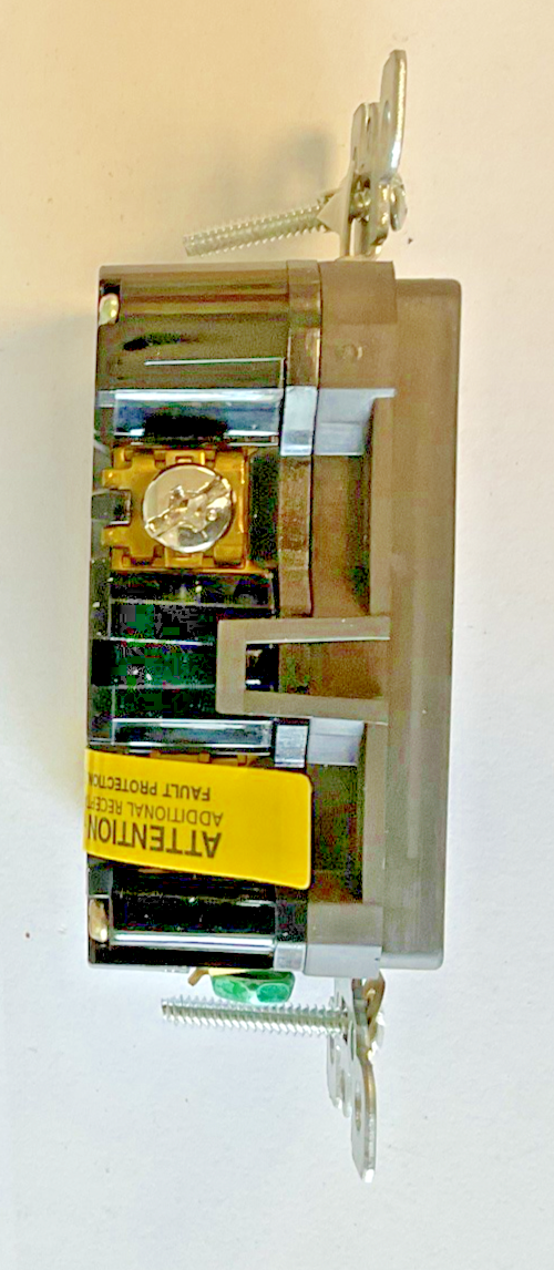 LEVITON GFNT2 GFCI OUTLET W/ WALLPLATE 20A 125V6