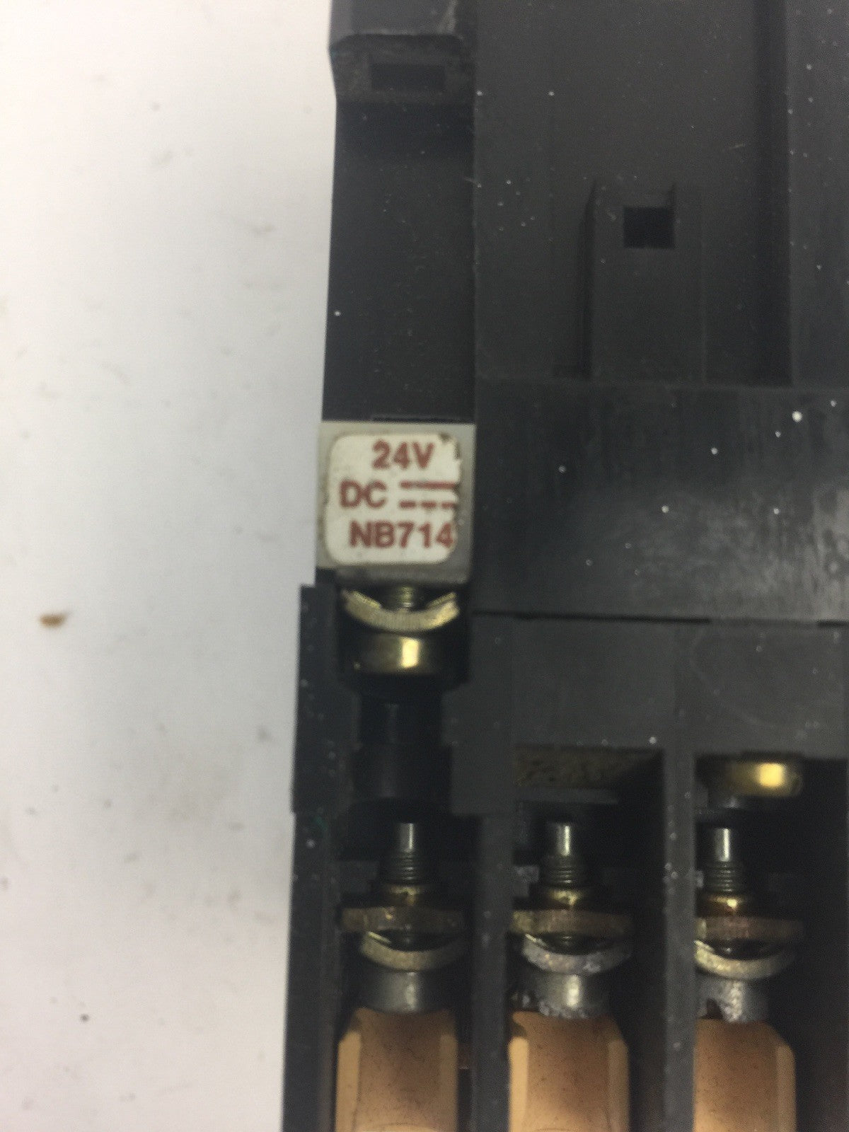 ALLEN BRADLEY 100-A09NZ*3 CONTACTOR SER B 600VAC 9A NB174 COIL 24VDC 4