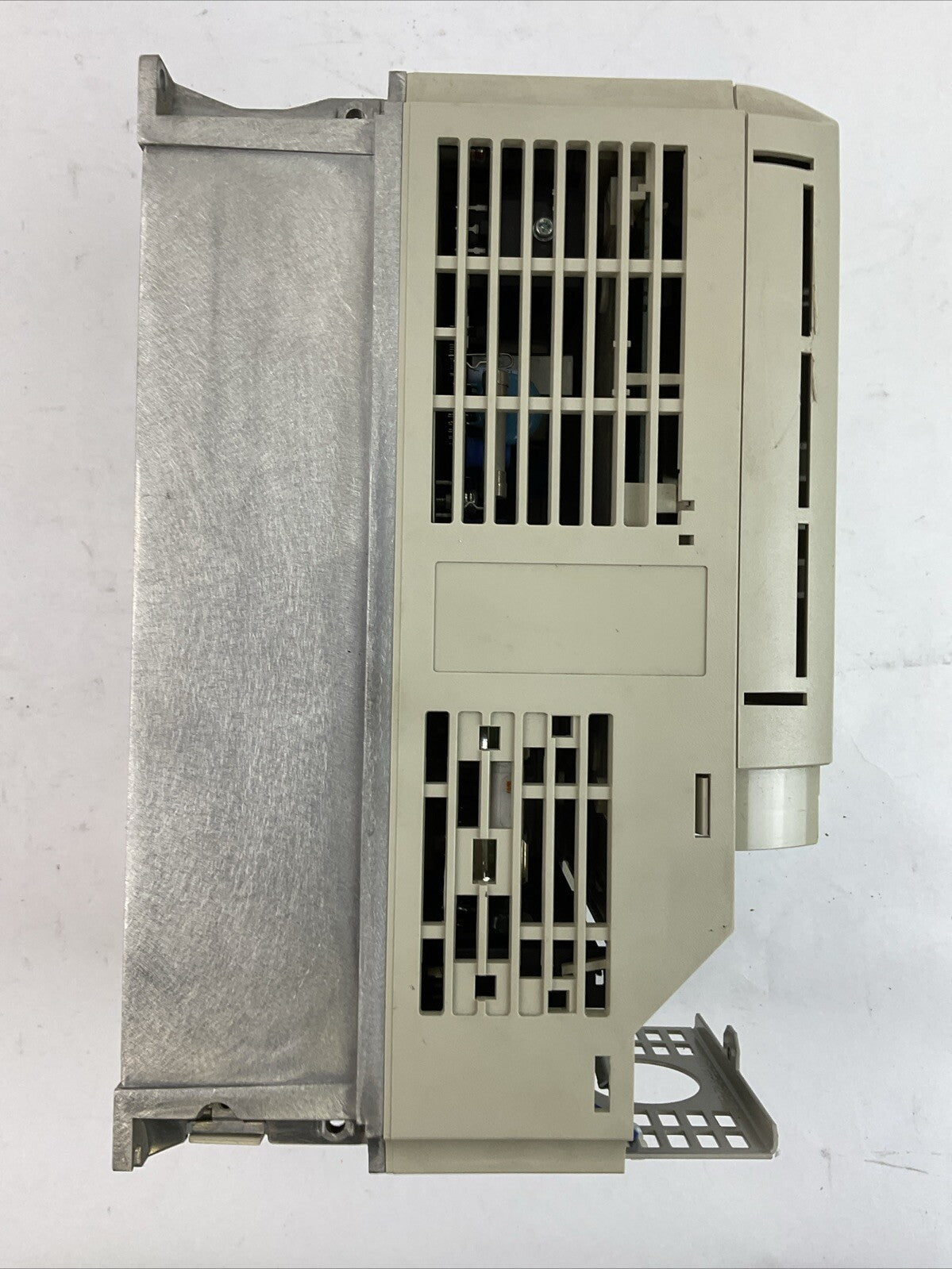 YASKAWA CIMR-E7U42P2 AC VARISPEED E7 DRIVE OUTPUT 3PH 0-480VAC 5.3A 4.0kVA INPUT6