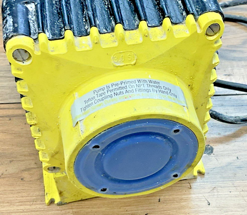 LMI C771-25HV METERING PUMP 120V 50/60HZ 6 30A *MOUNTING HOLES BROKEN*5