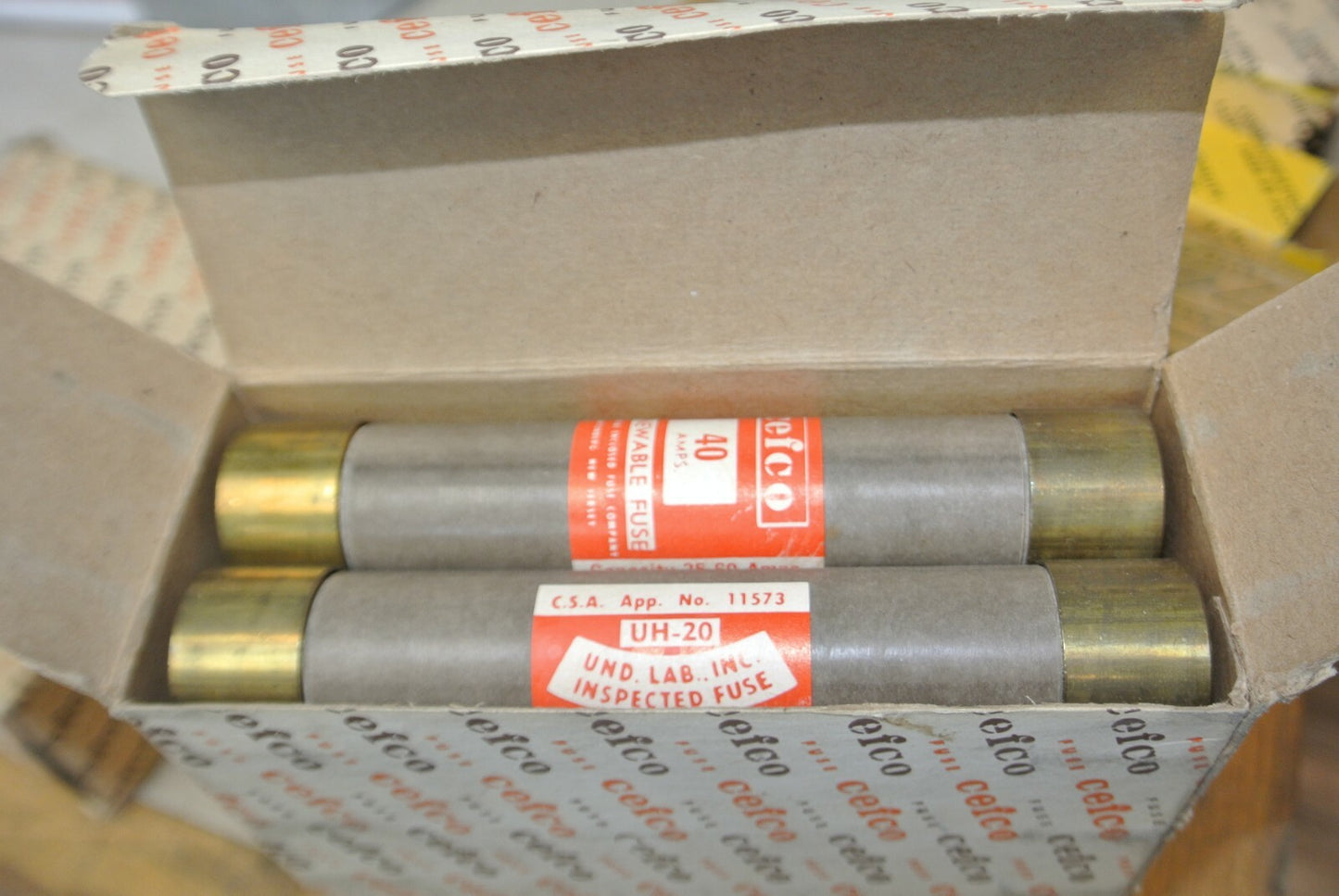 BOX of 10 / CEFCO R40 TIME LAG RENEWABLE FUSE / 40A / 600V / NEW SURPLUS0
