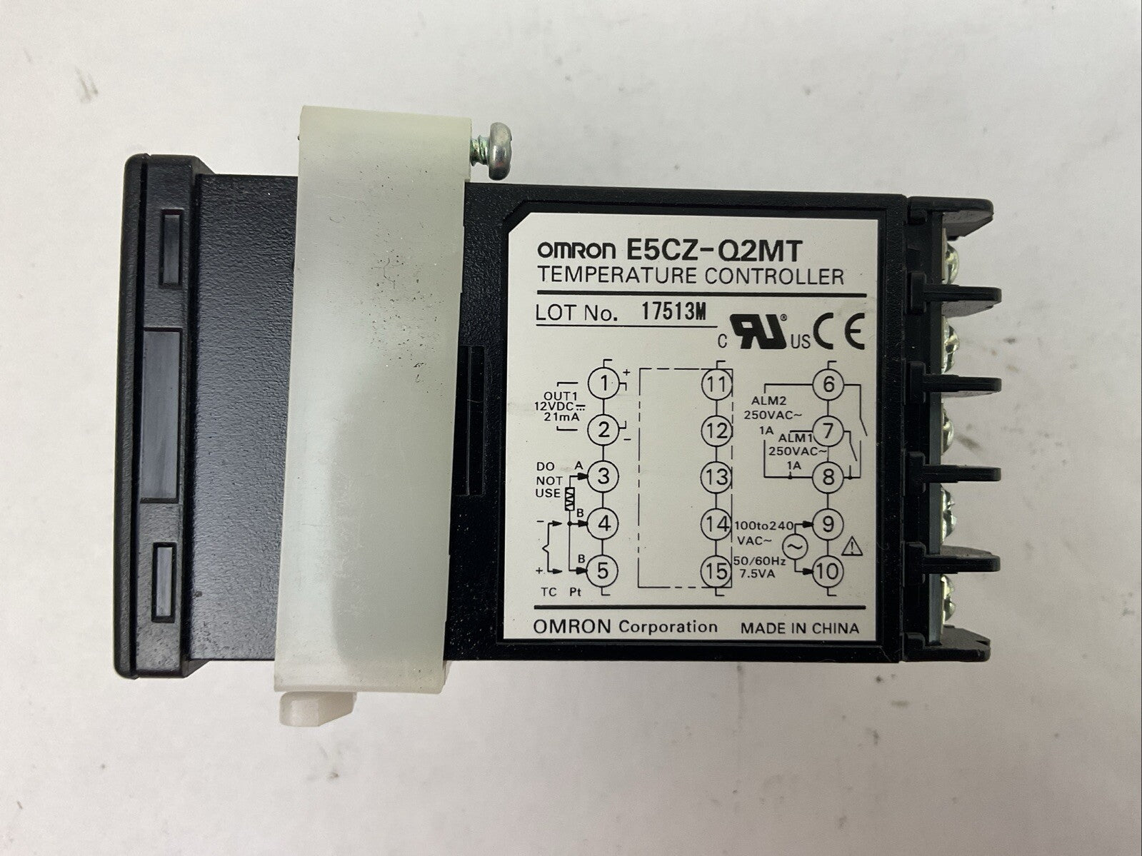 OMRON E5CZ-Q2MT TEMERATURE CONTROLLER1