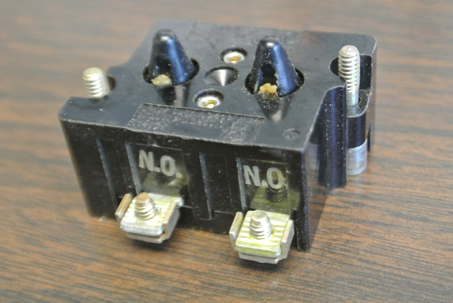 CUTLER-HAMMER E24CB20 CONTACT BLOCK / 2 N.O. CONTACTS / NEW SURPLUS2