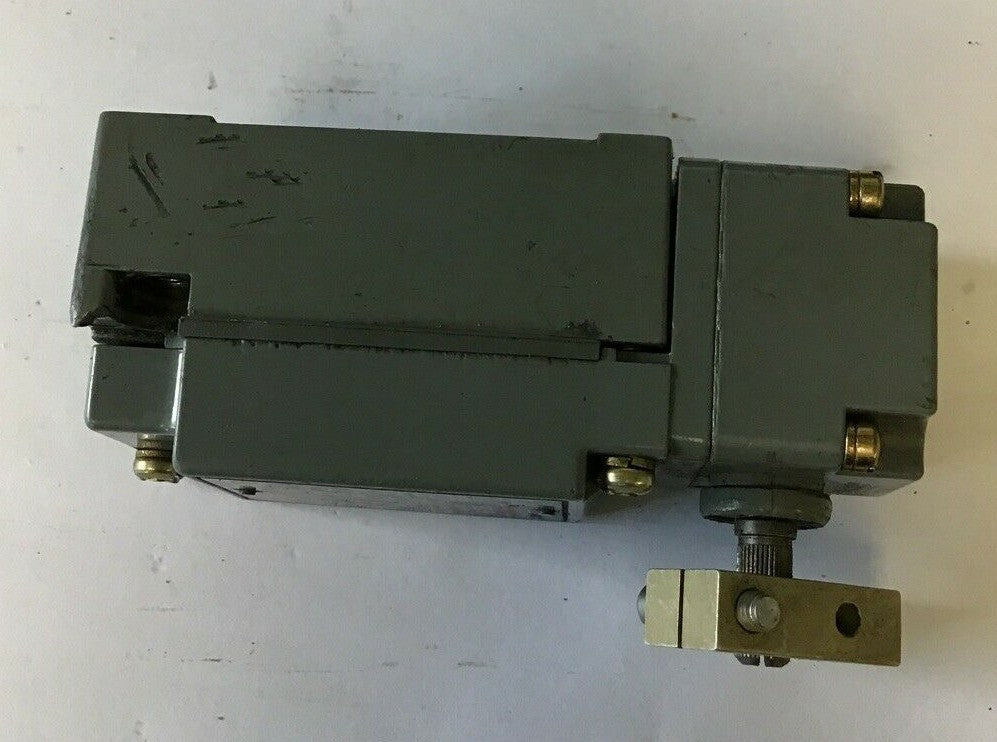 CUTLER HAMMER E50SB SER.A2 A600 LIMIT SWITCH W/ E50DD1 SWITCH HEAD.4