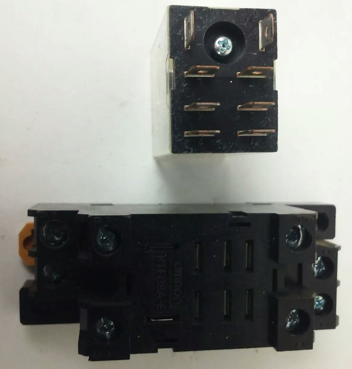 OMRON LY1 RELAY 110/120VAC,WITH OMRON PTF08A-E RELAY BASE 2-M4X12 2617H 15A 200V6