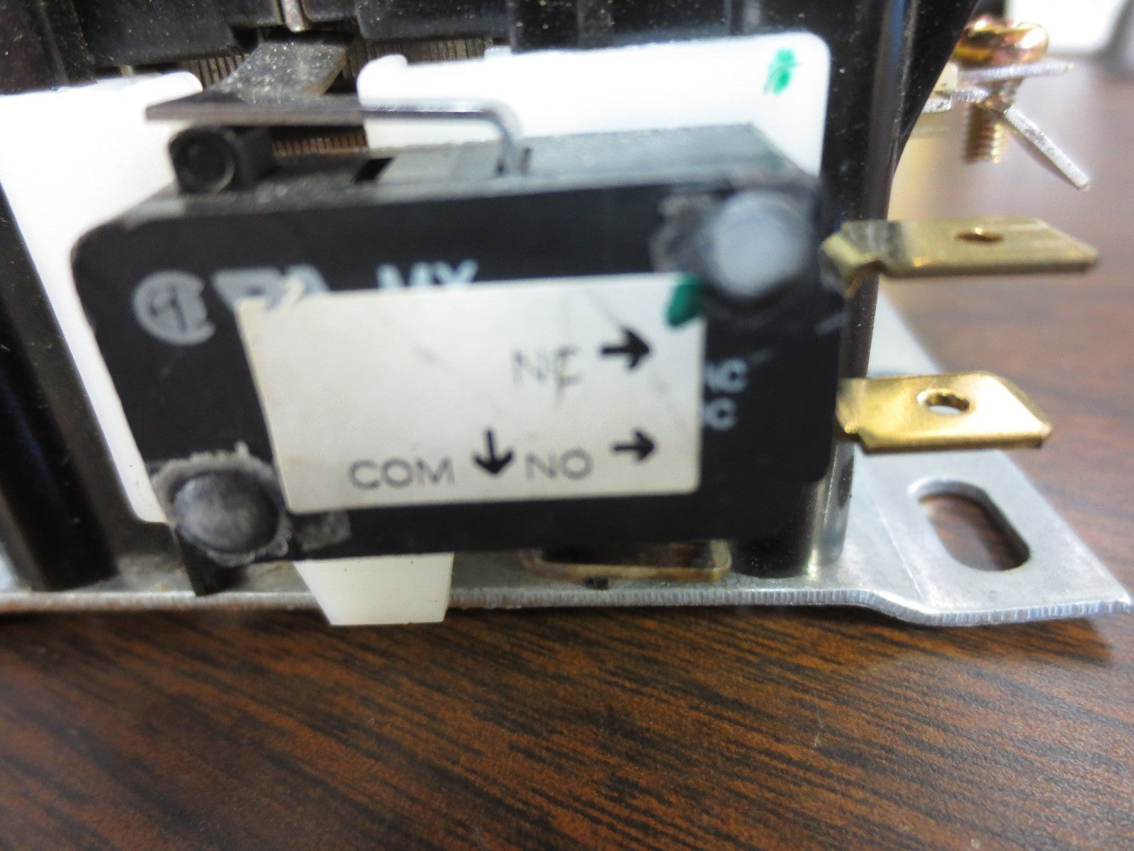 TOTALINE P282-0632 CONTACTOR 120V COIL 75A 600V w/ V7-2B17E9 SWITCH (1)7