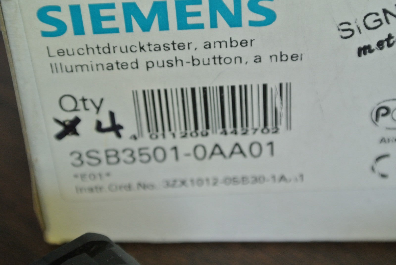 SIEMENS 3SB3501-0AA01 - PUSH BUTTON, ILLUMINATED, AMBER - NEW SURPLUS1