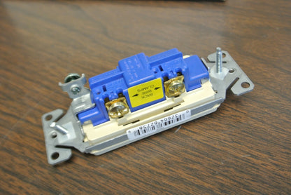 BOX of 10 / COOPER 7501V DECORATOR SINGLE POLE SWITCH / IVORY / 15A / 120/277VAC6