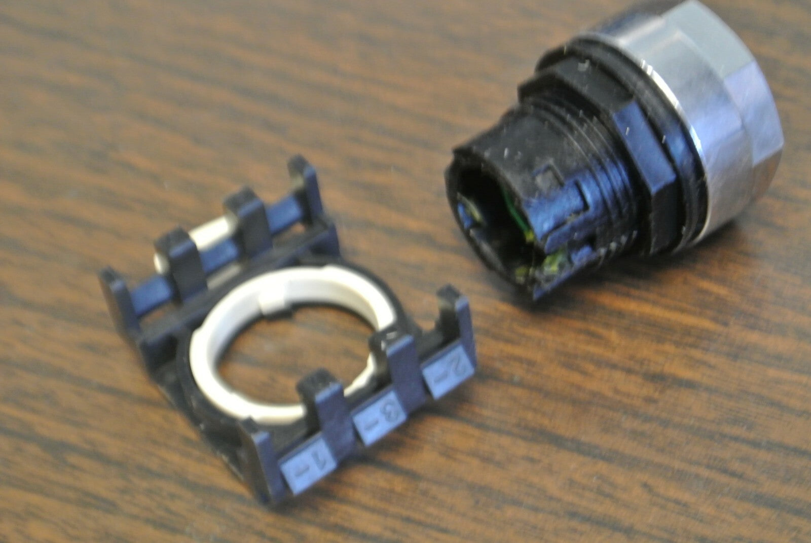 CUTLER-HAMMER E22N3 FLUSH ILLUM PUSHBUTTON OPERATOR / GREEN / 25mm / NEW SURPLUS2