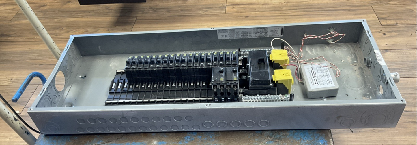 SQUARE D QOC42US BREAKER PANELBOARD TYPE 1 SER S01 200AMP MAIN BREAKER12