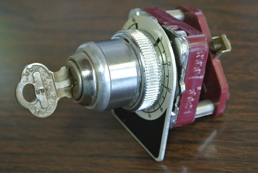 REES R-661-5021 CONTROL PANEL SWITCH LOCKABLE w/ KEY, RANGE 0-100 - NEW SURPLUS0