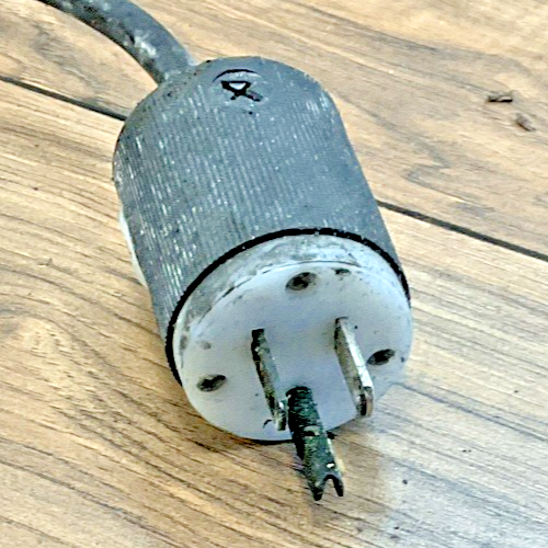 LMI C771-25HV METERING PUMP 120V 50/60HZ 6 30A *MOUNTING HOLES BROKEN*7