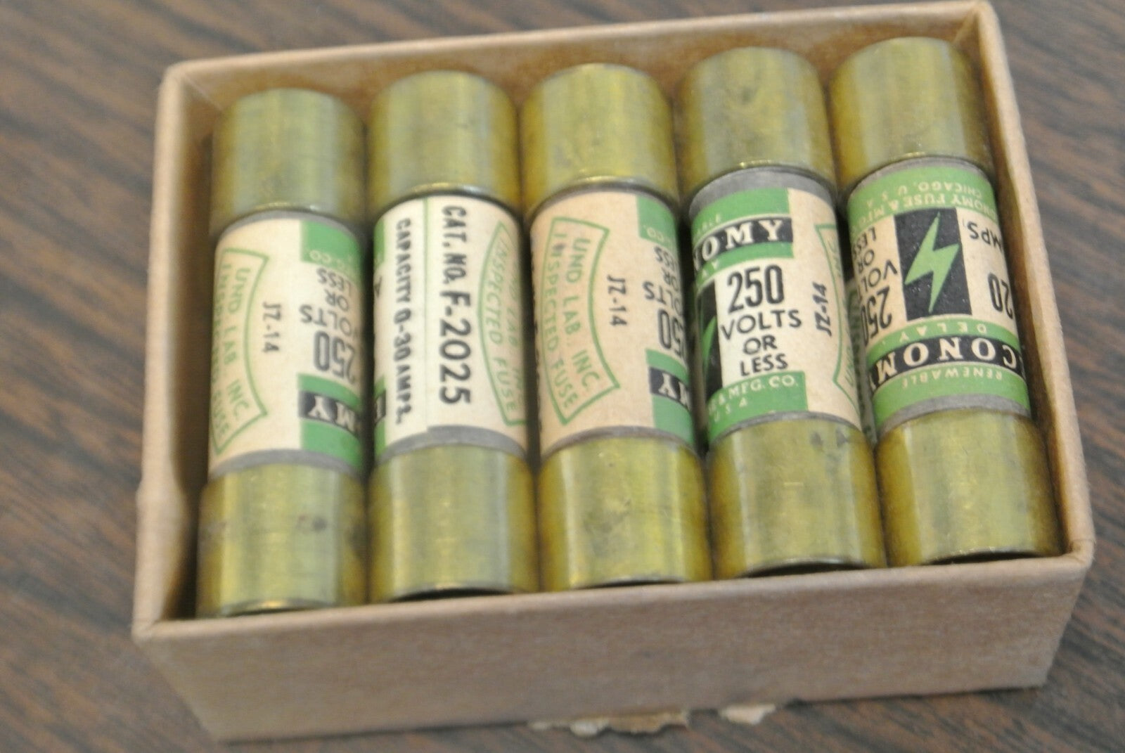 BOX of 10 / ECONOMY F-2025 RENEWABLE FUSE / 20A / 250V / NEW SURPLUS4