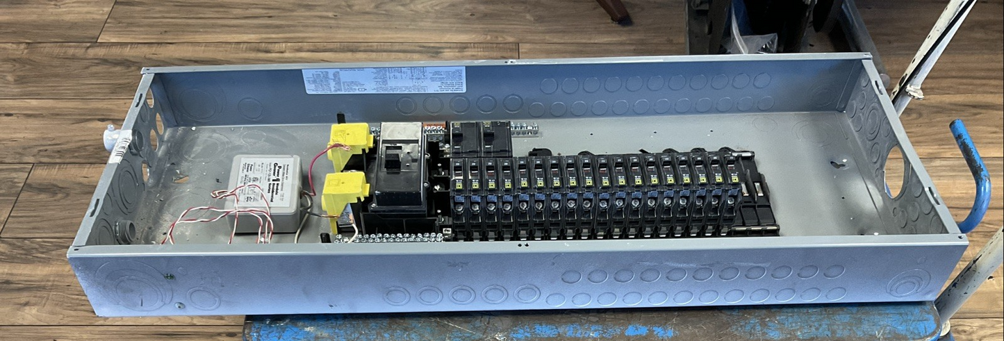 SQUARE D QOC42US BREAKER PANELBOARD TYPE 1 SER S01 200AMP MAIN BREAKER10