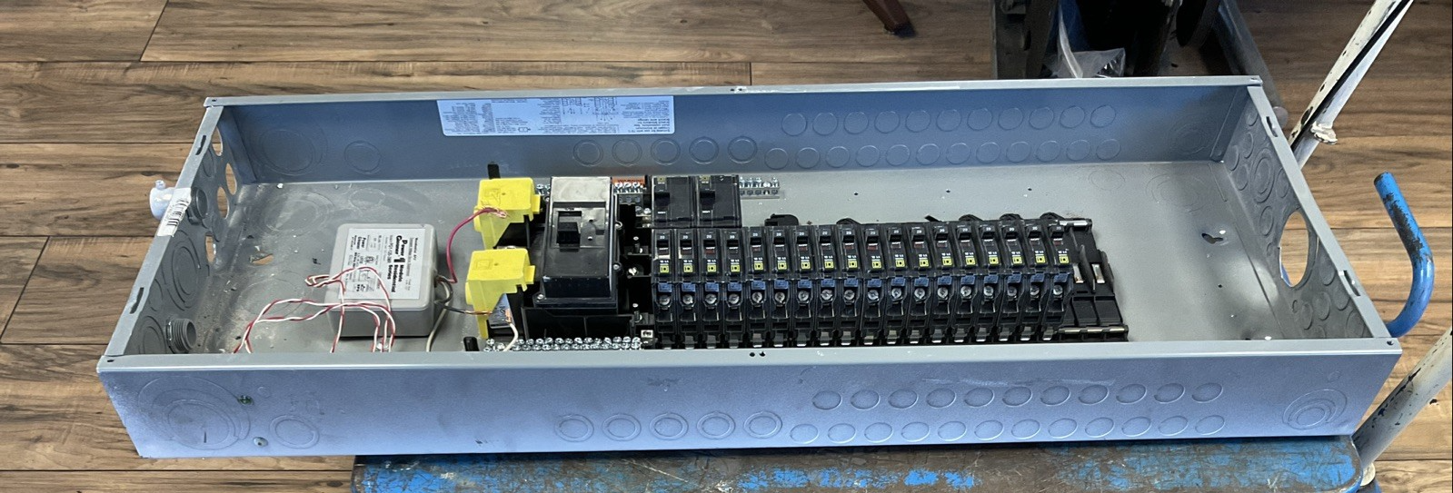 SQUARE D QOC42US BREAKER PANELBOARD TYPE 1 SER S01 200AMP MAIN BREAKER10