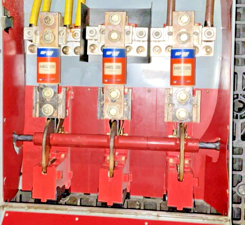 SQUARE D QMB368W FUSIBLE PANELBOARD 1200A 3POLE 600VAC SER.E1 A4BQ1200A FUSES(3)3