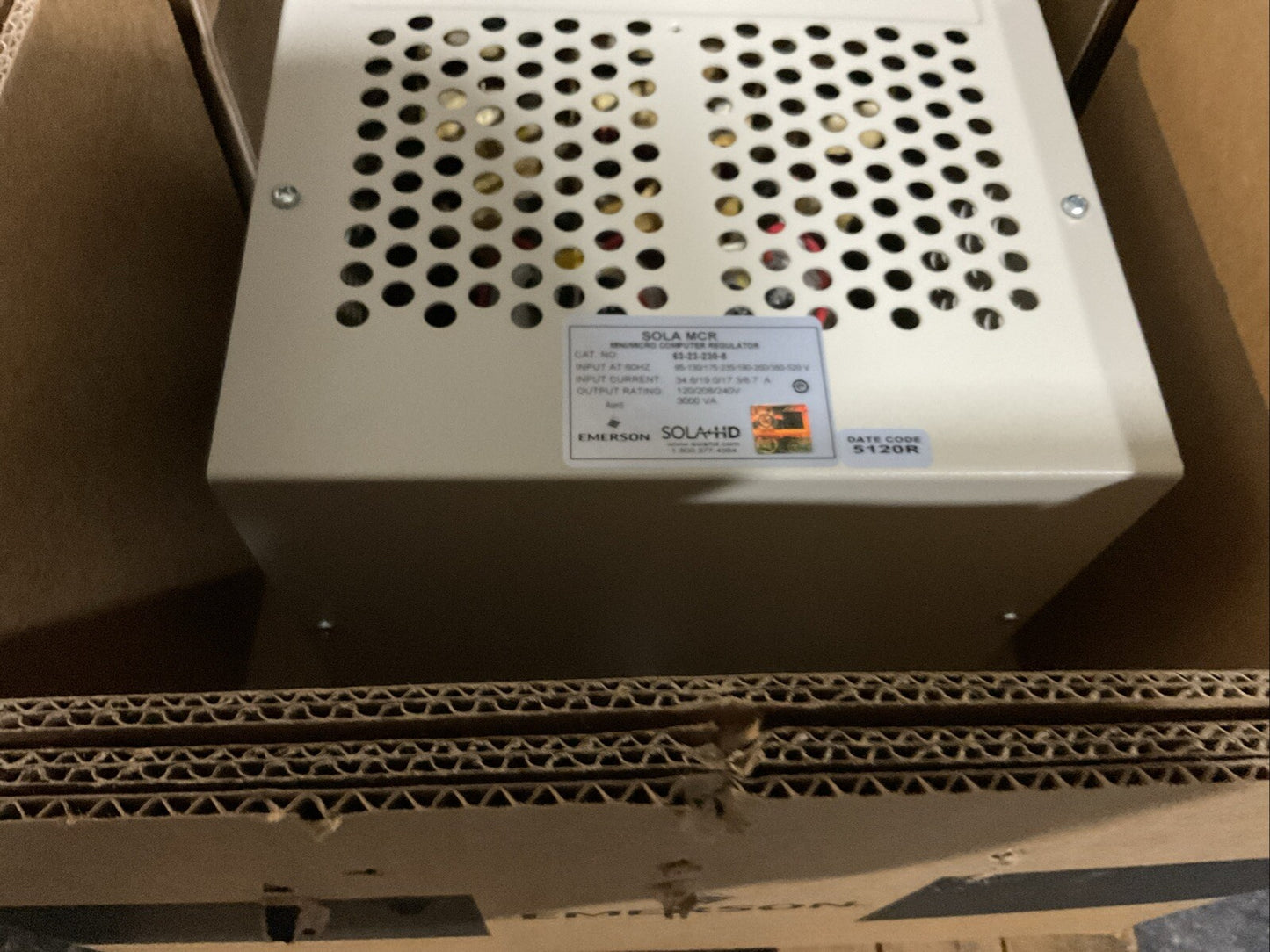 SOLA MCR 63-23-230-8 MINI/MICRO COMPUTER REGULATOR OUTPUT 120/208/240V 3000VA3