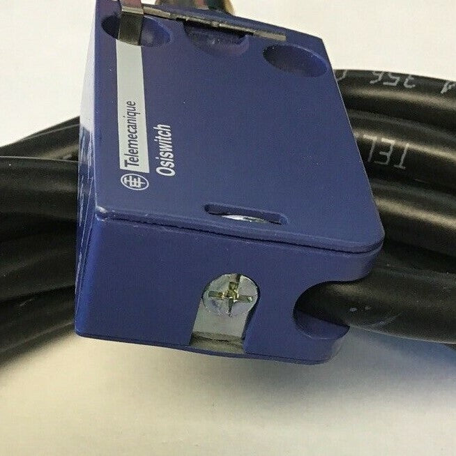TELEMECANIQUE XCMD2102L5 LIMIT SWITCH 7