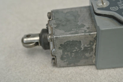 ALLEN-BRADLEY 802T-DU Ser. C / OILTIGHT LIMIT SWITCH / SPRING RETURN NEW SURPLUS4