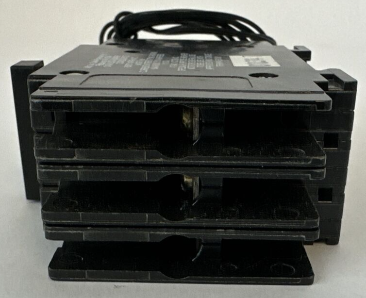 CUTLER HAMMER QCR2030HTS CIRCUIT BREAKER 2P 30A 240VAC 120-240VAC SHUNT TRIP8