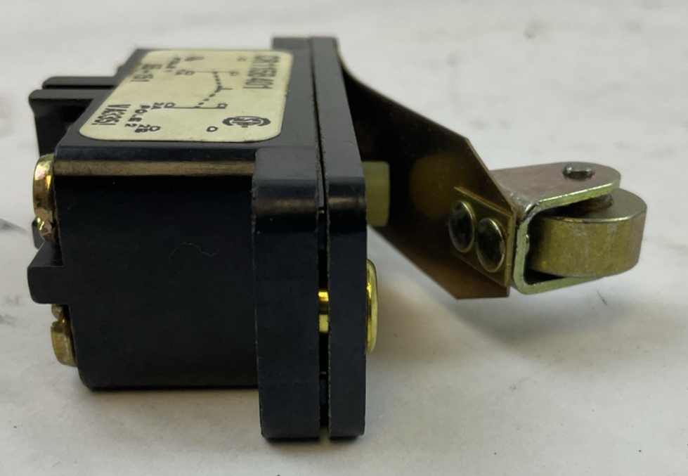 GE CR115B401 LIMIT SWITCH SNAP ACTING W/ROLLER LEVER 600V 2N.O.-2N.C.3