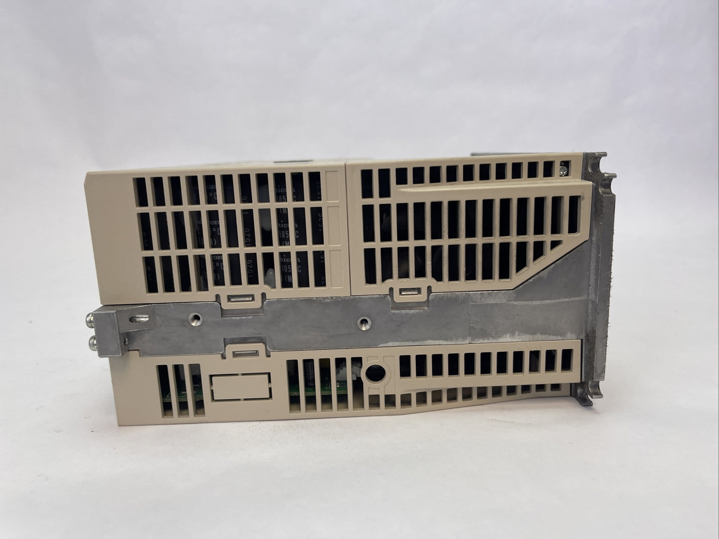 YASKAWA SGD7S-330AA0A SERVOPACK OUTPUT 3PH 0-240V 0.3A INPUT 3PH 200-240V 25A5