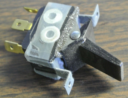 CUTLER-HAMMER 8941K476 - TOGGLE SWITCH, 3-POSITION, CENTER OFF - NEW SURPLUS0