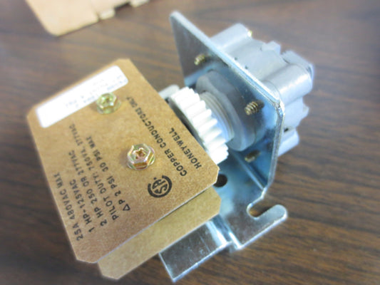 HONEYWELL P658B 1004 2 P.E. RELAY; SET POINT 4 psi, SPDT - NO ENCL - NEW SURPLUS0