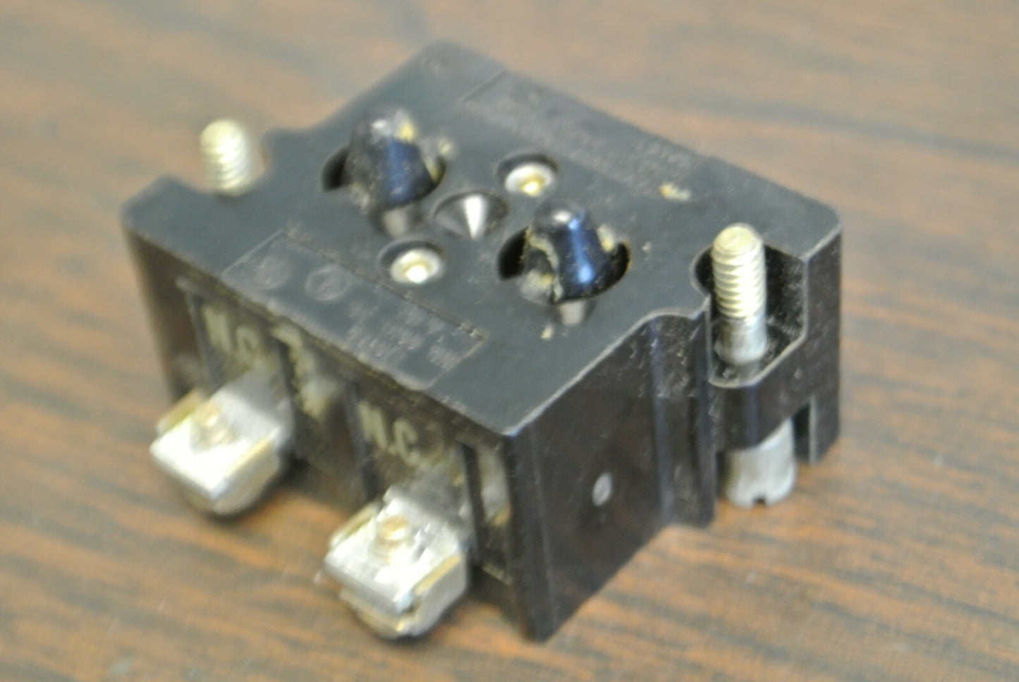 CUTLER-HAMMER E24CB2C CONTACT BLOCK / 2 N.C. CONTACTS / NEW SURPLUS / E24CB213