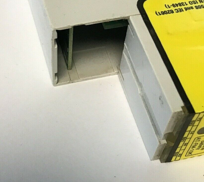 BANNER AT-FM-10K SAFETY RELAY 24VDC**** (PARTS ONLY) NOT WORKING*****8