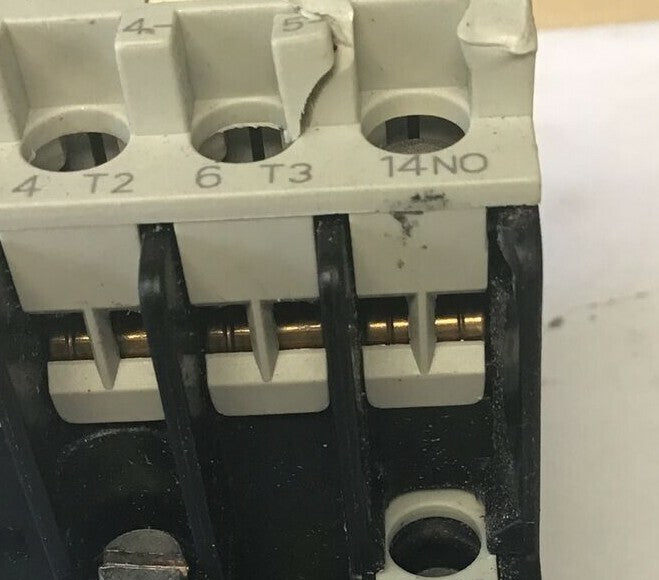 SIEMENS 3TF3300-0A CONTACTOR 5A 600VAC ***LOTOF3***2