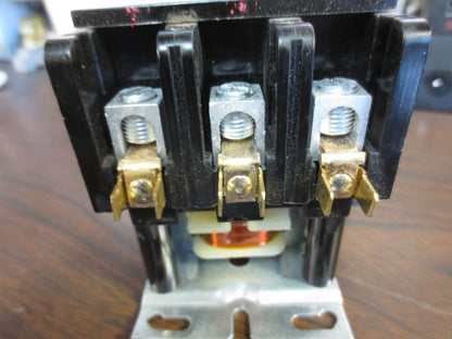 TOTALINE P282-0632 CONTACTOR 120V COIL 75A 600V w/ V7-2B17E9 SWITCH (1)5