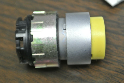 GENERAL ELECTRIC CR304ABF00AE OILTIGHT YELLOW PUSHBUTTON OPERATOR / NEW SURPLUS2