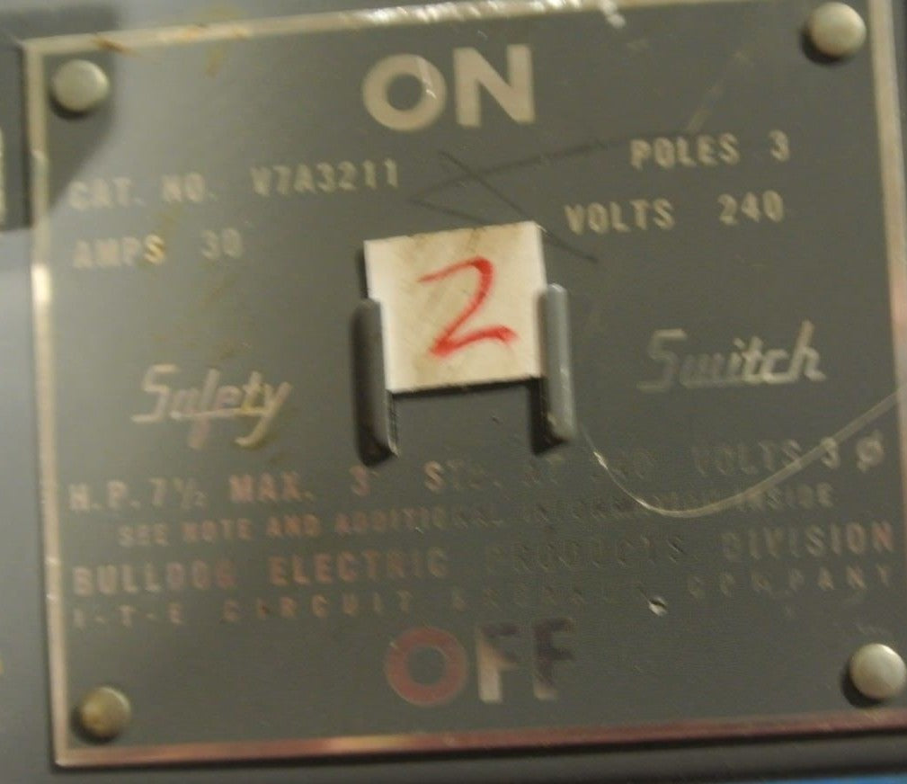 I-T-E V7A3211 - TWIN FUSIBLE PANELBOARD SAFETY SWITCH - 240V, 30A, 3-POLE1