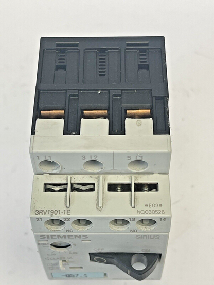 SIEMENS - 3RV1011-0DA15 & 3RV1901-1E-CIRCUIT BREAKER W/ SWITCH TRANSVERSE6