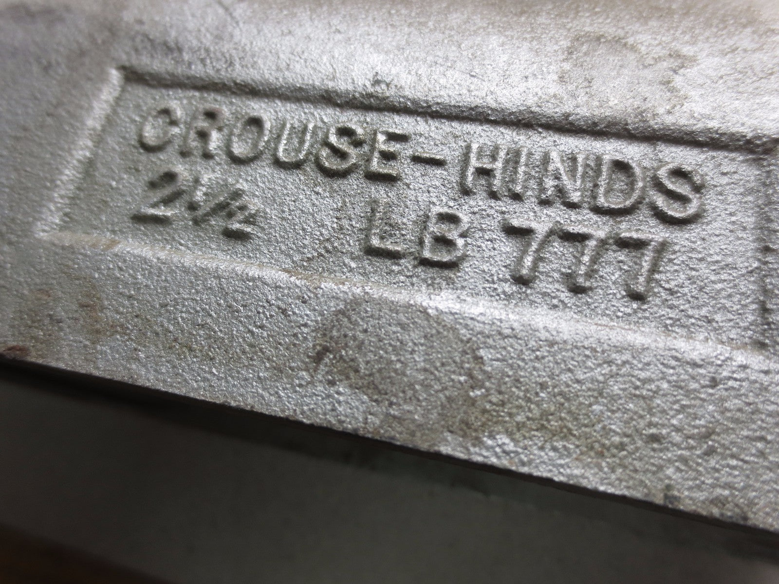 CROUSE-HINDS LB777 CONDULET OUTLET BOX, 2-1/2" + 870 COVER (NO GASKET) NEW SURPL1
